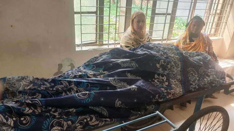 ইজিবাইকের চাকায় ওড়না প্যাচিয়ে নারীর মৃত্যু 